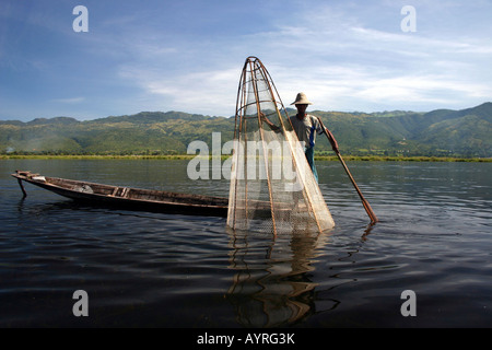 Uno zampe uomo in una barca a remi, Lago Inle, Stato Shan, Birmania (Myanmar), Sud-est asiatico Foto Stock
