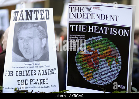 Cartelloni di protesta a un cambiamento climatico dimostrazione in London REGNO UNITO Foto Stock