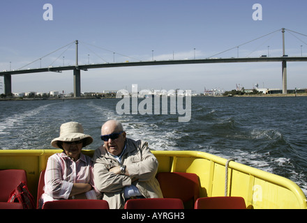 Coppia di anziani in un tour del porto di Melbourne, Australia. Foto Stock