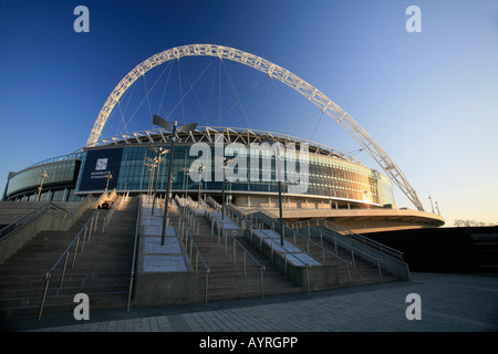 Lo stadio di Wembley in serata sun, London, England, Regno Unito Foto Stock