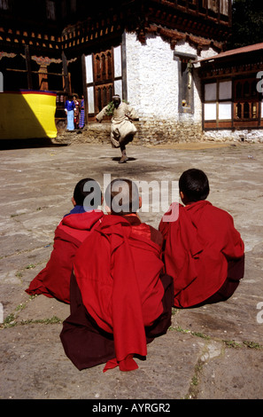 Bambino monaci presso il Tangbi Mani Tsechu (festival), Bumthang, Bhutan Foto Stock