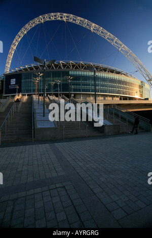 Lo stadio di Wembley in serata sun, London, England, Regno Unito Foto Stock