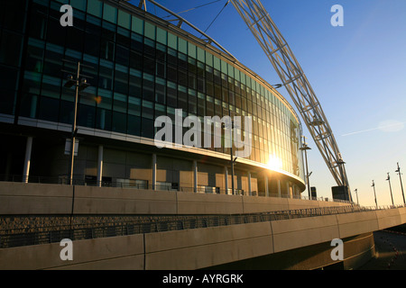 Lo stadio di Wembley in serata sun, London, England, Regno Unito Foto Stock