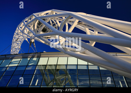 Dettagli architettonici, arco in acciaio, Wembley Stadium nel sole di sera, London, England, Regno Unito Foto Stock