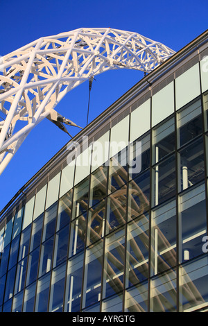 Dettagli architettonici, arco in acciaio, Wembley Stadium nel sole di sera, London, England, Regno Unito Foto Stock