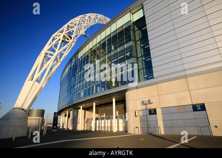 Lo stadio di Wembley in serata sun, London, England, Regno Unito Foto Stock