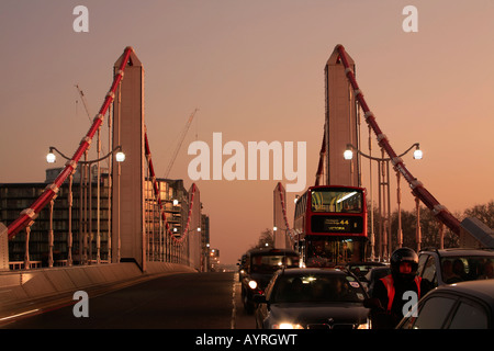 Chelsea Bridge durante le ore di punta al crepuscolo, London, England, Regno Unito Foto Stock