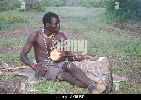 Africa Tanzania Lago Eyasi un maschio Hadza giocando un rebab una singola stringa piegò liuto Aprile 2006 Foto Stock