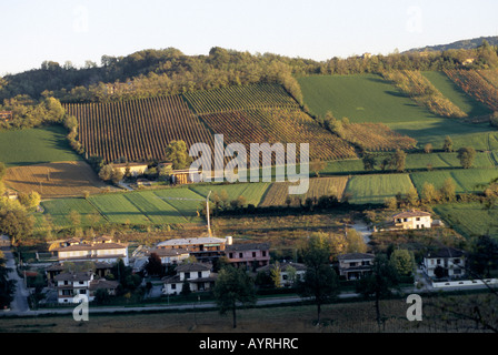 Il paesaggio di Colli Piacentini, presi da Castel Arquato, una piccola città italiana vicino a Piacenza, Italia Foto Stock