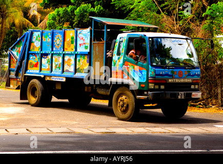 Un allegramente dipinti camion della spazzatura che lascia con il suo carico di Flic en Flac Mauritius Foto Stock