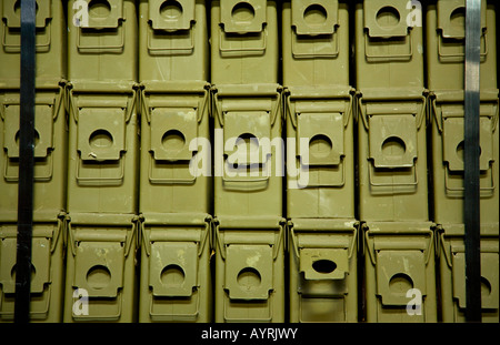 Pila di scatole di munizioni Foto Stock