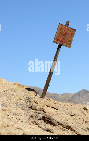 Un vecchio tenere fuori segno nel deserto Foto Stock