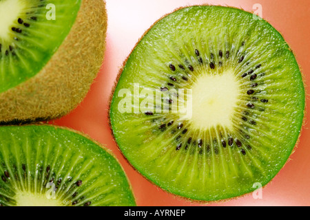 Cut-aprire kiwi, kiwi (Actinidia deliciosa) Foto Stock