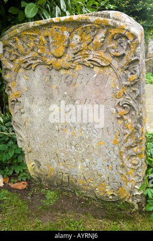 Pietra tombale di Morse che 'died con il morso di un Mad Dog' nel 1775, in un Cotswold sagrato a Northleach, Gloucestershire Foto Stock