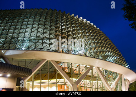 Teatri Esplanade sulla Baia Colonia quartiere di Singapore soprannominato il durians dopo la frutta pungenti Foto Stock