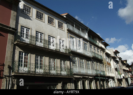 Una strada nella storica città di Guimarães in Portogallo Foto Stock