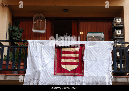 Balcone pieno di gabbie di uccelli nel castello de empuries catalonia costa brava Spagna Foto Stock