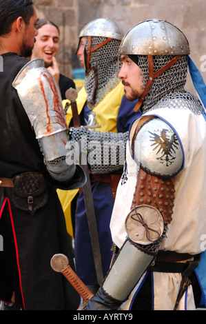 L'uomo vestito di cavalieri medievali soldati uniforme blindati al festival terra de trobadors castello de empuries Catalogna SPAGNA Foto Stock