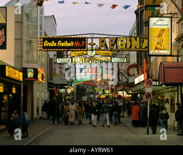 D-Hamburg, Elba, Freie Hansestadt Hamburg, Hamburg-St. Pauli, Reeperbahn, Grosse Freiheit, centro di intrattenimento, luci al neon Foto Stock