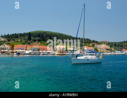 Barca a vela nel porto di Fiscardo, CEFALLONIA, ISOLE IONIE, Grecia Foto Stock