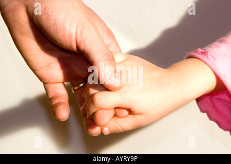 Padre tenendo la sua figlia la mano Foto Stock