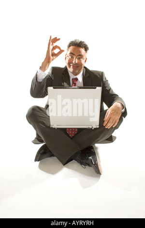 Imprenditore con un notebook sul suo giro - tutto ok Foto Stock