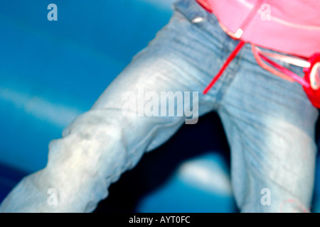 Le gambe della ragazza di rimbalzo su bouncy castello gonfiabile di Foto Stock