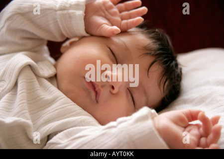 Due mesi ragazza dorme Foto Stock