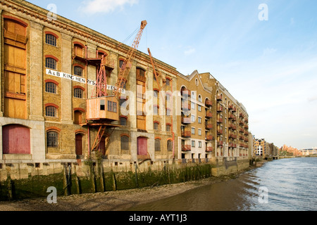 A & B Re Enrico pontili del magazzino sul fiume Tamigi, Wapping, London, England, Regno Unito Foto Stock