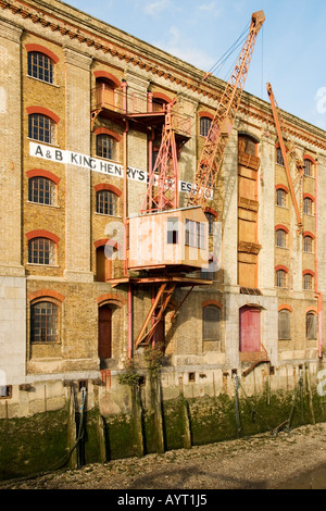 A & B Re Enrico pontili del magazzino sul fiume Tamigi, Wapping, London, England, Regno Unito Foto Stock