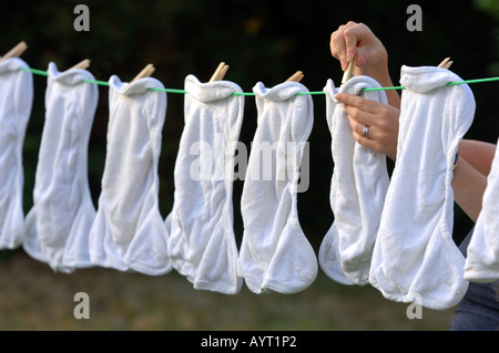 Pannolini appesi ad asciugare su una linea di lavaggio Foto Stock