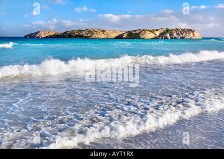 Onde che si infrangono sulla spiaggia al crepuscolo, riparato da un grande affioramento di granito. Esperance, Australia occidentale Foto Stock