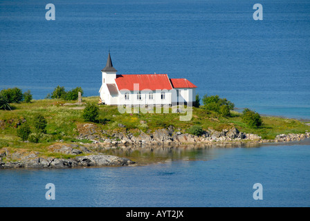 Bianco chiesa di legno su un isola in un fiordo, Lofoten, Norvegia Foto Stock