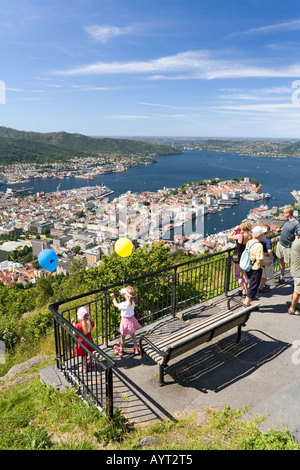 Turisti che si godono la vista su Bergen, Norvegia da un punto di vista sul Monte Floyen (Floien) Foto Stock