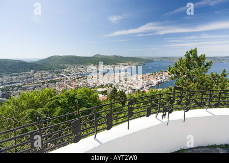 Bergen, Norvegia vista dal Monte Floyen (Floien). La musica sulla ringhiera è parte di un folk song da Edward (Edvard Grieg). Foto Stock