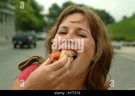 Ragazza di mangiare un hotdog Plymouth Massachusetts MA USA Foto Stock