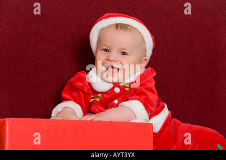 6-mese-vecchio piccolo ragazzo indossa Santa Claus costume Foto Stock