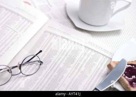 La colazione del mattino con quotidiano Foto Stock