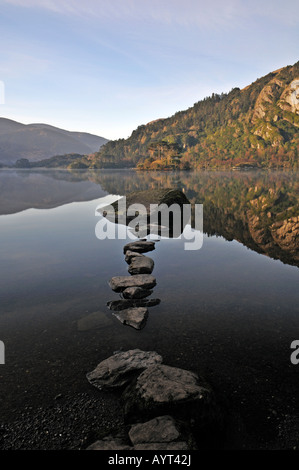 Pietre miliari e Glanmore riflessioni sul lago vicino la healey pass e lauragh, al di fuori di Kenmare contea di Kerry Irlanda Foto Stock