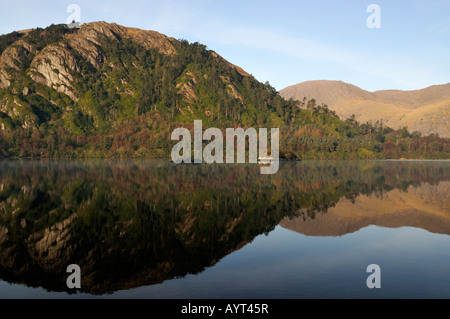 Glanmore riflessioni sul lago vicino la healey pass e lauragh, al di fuori di Kenmare County Kerry Ring of Kerry Irlanda Foto Stock