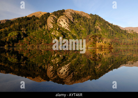Glanmore riflessioni sul lago vicino la healey pass e lauragh, al di fuori di Kenmare County Kerry Ring of Kerry Irlanda Foto Stock