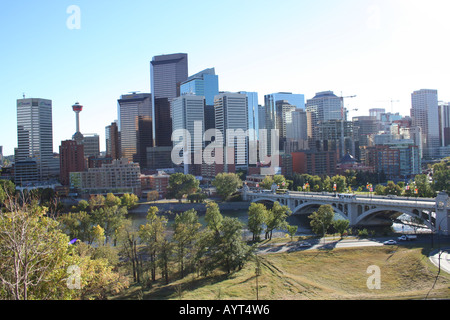 La Calgary Tower e Calgary skyline con Centre Street ponte sopra il fiume bow Alberta Canada Settembre 2006 Foto Stock