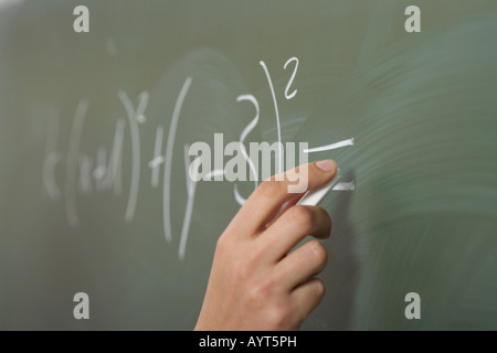 Le formule matematiche scritto su una scheda Foto Stock