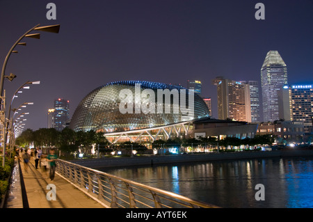 Teatri Esplanade sulla Baia Colonia quartiere di Singapore soprannominato il durians dopo la frutta pungenti Foto Stock