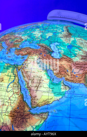 Parte del globo mondo scritti in arabo Script focus su Asia Medio Oriente Foto Stock