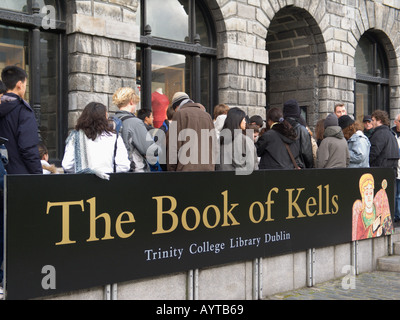 Visita turistica del Libro di Kells, la stanza lunga, la Biblioteca del Trinity College, Dublino, Irlanda Foto Stock