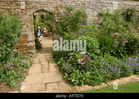 Regno Unito Oxfordshire Broughton castello di confine erbacee Foto Stock