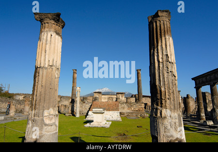 Tempio di Apollo con Snow-Capped Vesuvio vulcano sullo sfondo, Pompei (Italia) Foto Stock