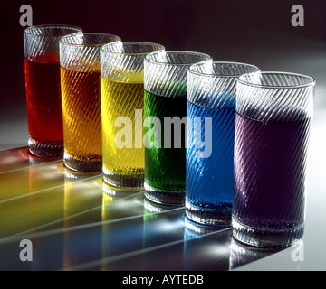 Sei bicchieri riempiti con acqua colorata con coloranti alimentari Foto Stock