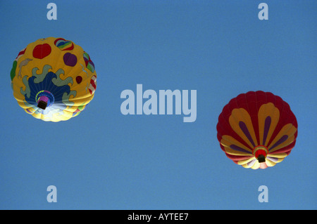 Due i palloni ad aria calda salga nel cielo blu chiaro Foto Stock